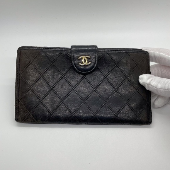 CHANEL Handbags - Chanel Diamond leather Wallet